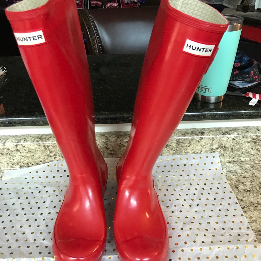 HUNTER Red Rainboots + Knit Socks
